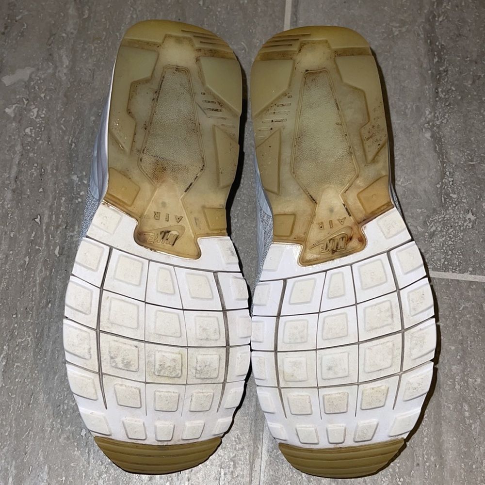 woman’s nike shoes - Picture 5 of 5